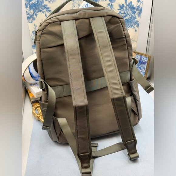 🆕 lululemon athletica 🧿 NWOT New Crew Backpack, Bay Leaf (Olive Green) - 22L - Picture 5 of 12